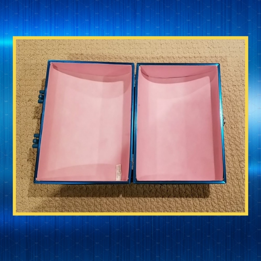 Barbie Travel Case + Inside Surprises - Picture 7 of 8